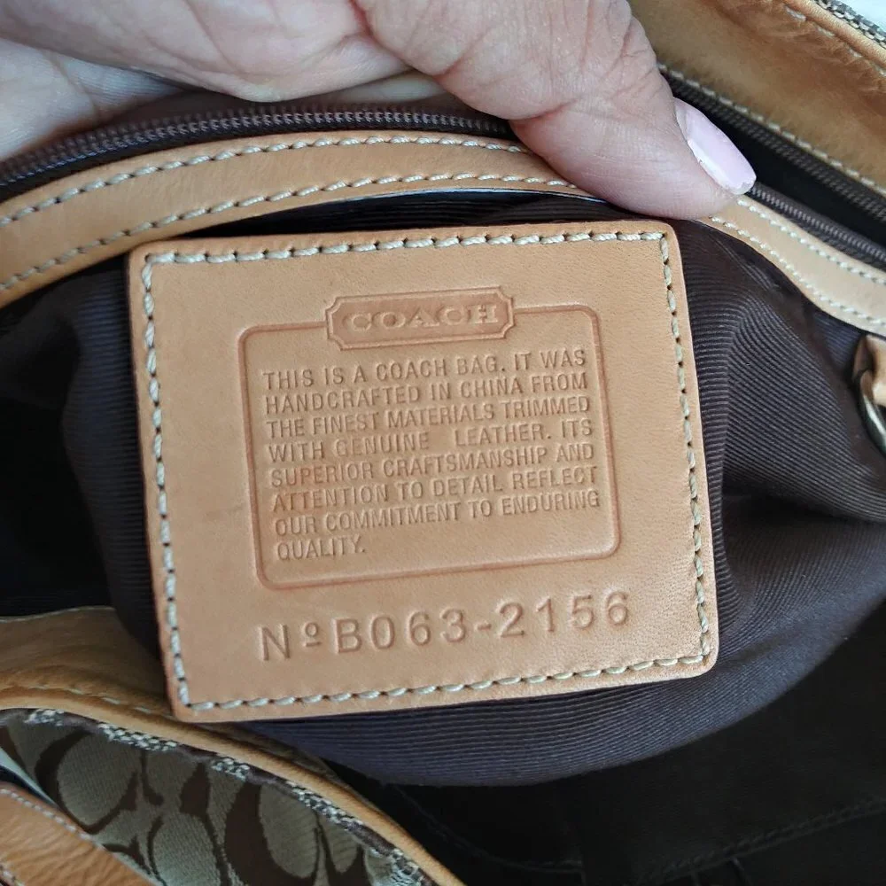 COACH tan/white shoulder bags - Picture 3 of 16
